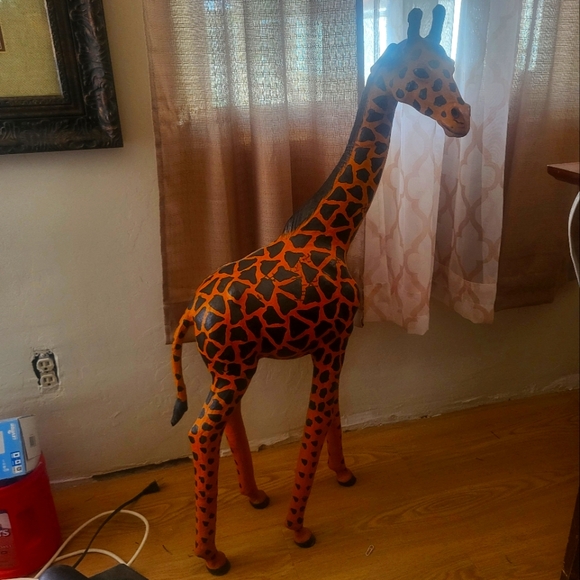 Leather giraffe - Picture 1 of 1